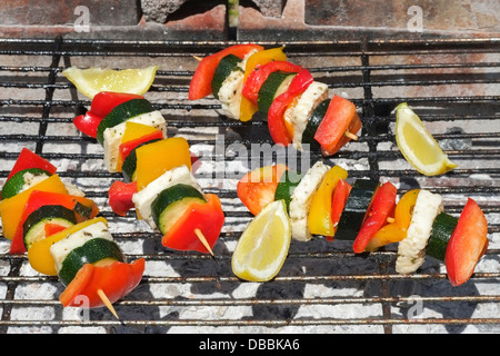 Le fromage Halloumi et de légumes brochettes kebab mis sur le barbecue Banque D'Images