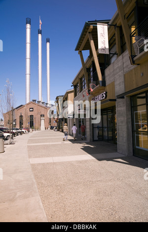 Le Old Mill District shopping mall présente les meilleurs détaillants et restaurants de Bend, Oregon Banque D'Images