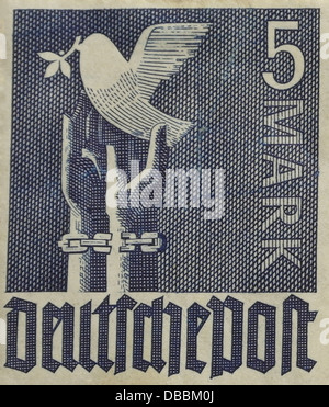 Bleu 5 marques "Colombe de la paix', timbre-poste avec colombe de la paix passant de mains enchaînées cassé, publié en Allemagne, 1947 Banque D'Images
