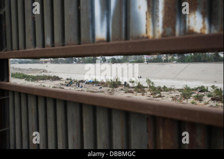 20 septembre 2011 - San Ysidro, California, United States - terrains de fortune la ligne frontière près de San Ysidro, en Californie, les agents du CBP dire que les résidents sont pour la plupart des toxicomanes, sans-abri ou les personnes en attente d'une escale à faire une tentative d'inscription aux États-Unis (crédit Image : ©/ZUMAPRESS.com) s Seberger Banque D'Images