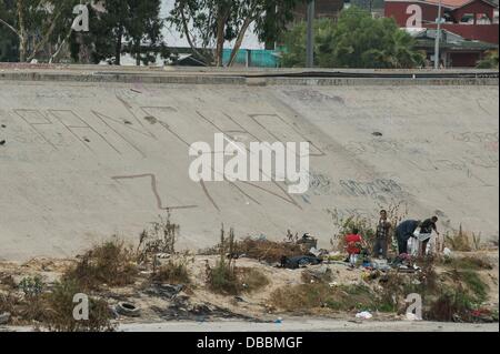 20 septembre 2011 - San Ysidro, California, United States - terrains de fortune la ligne frontière près de San Ysidro, en Californie, les agents du CBP dire que les résidents sont pour la plupart des toxicomanes, sans-abri ou les personnes en attente d'une escale à faire une tentative d'inscription aux États-Unis (crédit Image : ©/ZUMAPRESS.com) s Seberger Banque D'Images