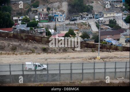 20 septembre 2011 - San Ysidro, en Californie, États-Unis - un camion U.S. Border Patrol patrouille dans les no man's land entre la double clôture près de San Ysidro, en Californie (crédit Image : ©/ZUMAPRESS.com) s Seberger Banque D'Images