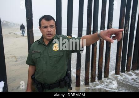 20 septembre 2011 - San Ysidro, California, United States - U.S. Customs and Border Protection, agent MICHAEL JIMENEZ décrit les méthodes utilisées pour empêcher l'entrée aux États-Unis de la plage entre Tijuana et San Ysidro, en Californie (crédit Image : ©/ZUMAPRESS.com) s Seberger Banque D'Images