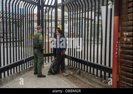 20 septembre 2011 - San Ysidro, en Californie, États-Unis - Un homme est déporté à Tijuana, Mexique. à l'expulsion à la chute San Ysidro Port d'entrée à San Ysidro, en Californie (crédit Image : ©/ZUMAPRESS.com) s Seberger Banque D'Images