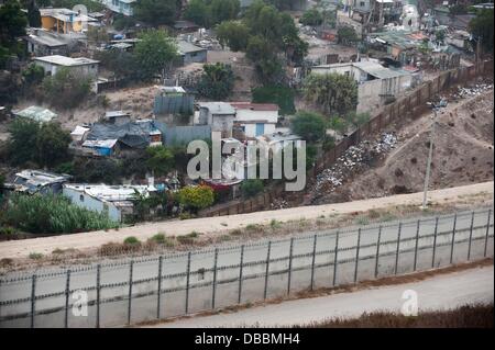 20 septembre 2011 - San Ysidro, en Californie, États-Unis - le no man's land entre la double clôture près de San Ysidro, en Californie (crédit Image : ©/ZUMAPRESS.com) s Seberger Banque D'Images