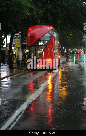 Londres, Royaume-Uni. 27 juillet, 2013. Le trafic dans la tempête sur Tottenham Court Road, Londres, UK Crédit : martyn wheatley/Alamy Live News Banque D'Images