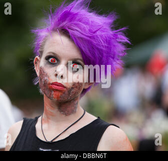 Birmingham, UK. 27 juillet, 2013. La Zombie Walk Birmingham annuel a lieu à Birmingham, Royaume-Uni. Sur la photo : regarder dans mes yeux. Crédit : Chris Gibson/Alamy Live News Banque D'Images