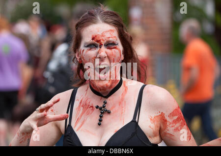 Birmingham, UK. 27 juillet, 2013. La Zombie Walk Birmingham annuel a lieu à Birmingham, Royaume-Uni. Sur la photo : Je vais vous obtenir. Crédit : Chris Gibson/Alamy Live News Banque D'Images