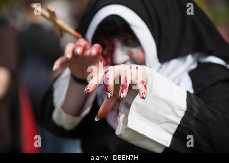 Birmingham, UK. 27 juillet, 2013. La Zombie Walk Birmingham annuel a lieu à Birmingham, Royaume-Uni. Sur la photo : être très peur ! Crédit : Chris Gibson/Alamy Live News Banque D'Images