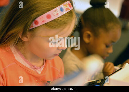 Londres, Royaume-Uni. 27 juillet 2013.Les enfants jouant à l'hype Unleashed Nintendo Japon 2013 à Londres. Credit : Voir Li/Alamy Live News Banque D'Images