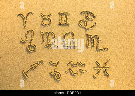 Ensemble de signes du zodiaque (dessiné sur la facture du sable de plage) Banque D'Images