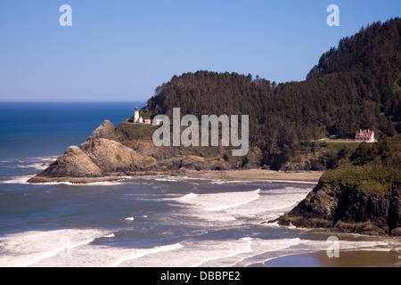 Vue sur le phare de Heceta Head (en arrière-plan), l'Oregon, USA Banque D'Images