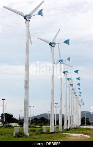 Les éoliennes produisent de l'électricité dans le port de travail. Banque D'Images