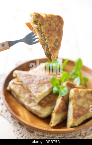 Murtabak malaise d'aliments vendus dans les restaurants musulmans indiens et de stands , farci de viande de mouton hachée, l'ail, l'oeuf et l'oignon, et on la mange avec de la sauce curry. Banque D'Images