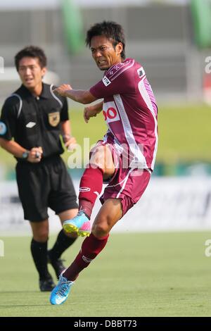 Kanagawa, Japon. 27 juillet, 2013. Kazuki Ganaha (FC Ryukyu), Juillet 27, 2013 - 2013 Football : le Japon de Football (JFL) correspondance entre SC Sagamihara 0-1 FC Ryukyu à Sagamihara Park Asamizo Studium, Kanagawa, Japon. Credit : AFLO SPORT/Alamy Live News Banque D'Images