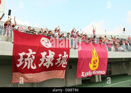 Kanagawa, Japon. 27 juillet, 2013. FC FC Ryukyu fans, le 27 juillet 2013 - 2013 Football : le Japon de Football (JFL) correspondance entre SC Sagamihara 0-1 FC Ryukyu à Sagamihara Park Asamizo Studium, Kanagawa, Japon. Credit : AFLO SPORT/Alamy Live News Banque D'Images