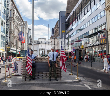 Soldats et drapeaux américains au poste frontière Checkpoint Charlie, poste frontière allié pendant la guerre froide Friederichstrasse, Berlin, Allemagne Banque D'Images