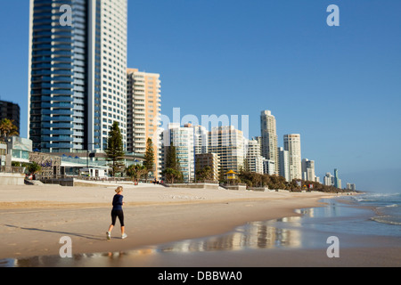 Jogger sur la plage et sur la ville à Surfers Paradise. Gold Coast, Queensland, Australie Banque D'Images