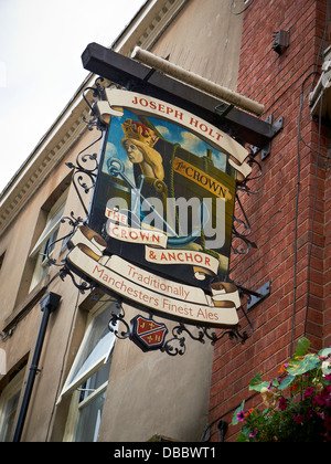 The Crown & Anchor enseigne de pub à Manchester UK Banque D'Images