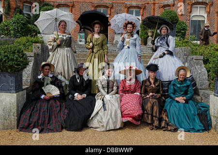 Recréation de l'ère victorienne : chers chapeaux et bonnets en avec des parasols et des fans de poser pour des photos Banque D'Images