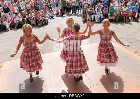 Durham, Royaume-Uni. 27 juillet, 2013. Appalachian clog dance team l'étape de cette façon procéder à la partie folklorique de Durham en 2013 la place du marché dans la ville de Durham 27-7-13 : Crédit d'imagerie Washington/Alamy Live News Banque D'Images