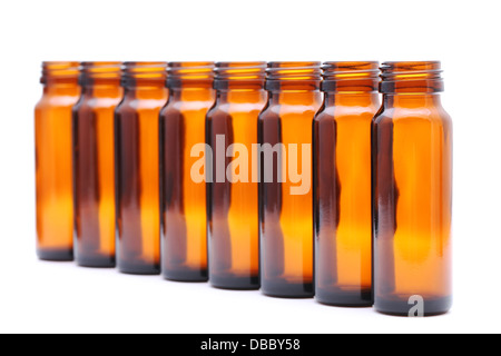 Rangées de bouteilles en verre brun, selective focus Banque D'Images