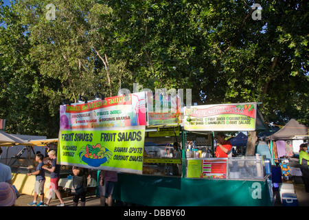 Des stands de nourriture à emporter à Darwin, Mindil Beach Sunset Markets, territoire du Nord, Australie Banque D'Images