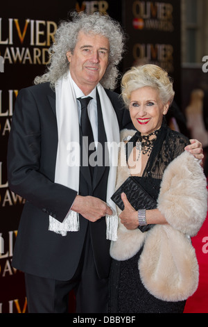 Brian May et Anita Dobson assiste à Olivier Awards 2013 à Londres le 28 avril 2013 au Royal Opera House. Banque D'Images