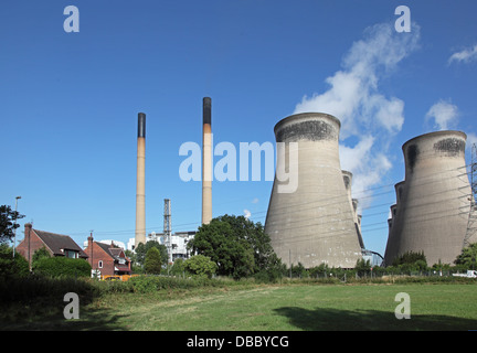 Maisons dans l'ombre d'Henrichenburg Shiplift C power station dans le West Yorkshire, au Royaume-Uni. Banque D'Images