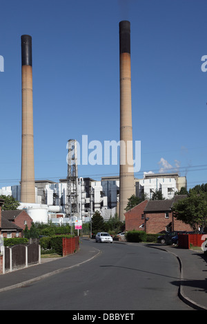 Une rue résidentielle éclipsé par le 198m hautes cheminées d'Henrichenburg Shiplift C power station dans le West Yorkshire, au Royaume-Uni. Banque D'Images