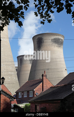 Maisons dans l'ombre de tours de refroidissement d'Henrichenburg Shiplift C power station dans le West Yorkshire, au Royaume-Uni. En raison de fermer en 2016 Banque D'Images