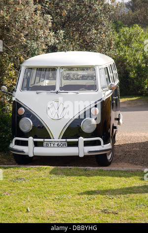 1960 Volkswagen des camping-cars au Palm Beach, Sydney, Australie Banque D'Images