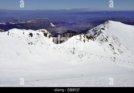 Pistes de ski et télésiège sur Hala Gąsienicowa dans Tatras en Pologne avec l'avis de Zakopane ski resort et région Podhale Banque D'Images