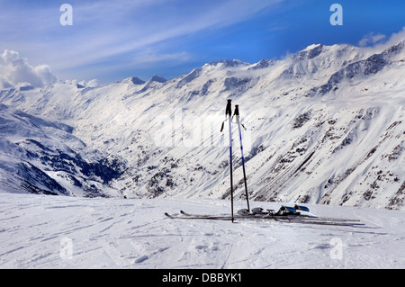 Skis et bâtons de ski en Hochgurgl ski resort en Otztal Alpes, Tirol, Autriche Banque D'Images