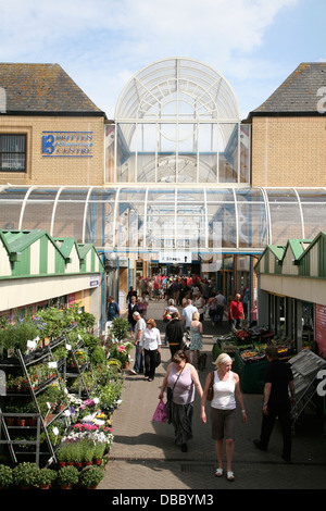 Les gens de shopping dans le centre de Britten Lowestoft, Suffolk, Angleterre Banque D'Images