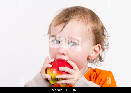 Les jeunes enfants et les pomme rouge horizontal de l'image. Banque D'Images