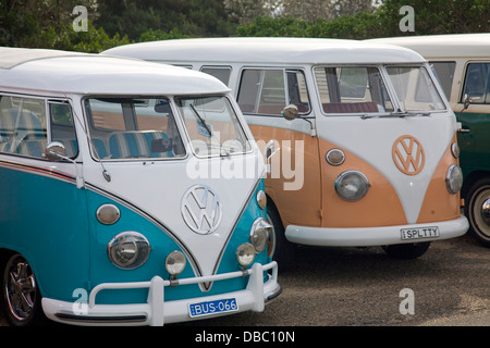 1960' volkswagen Camper Vans campervan à Palm Beach, Sydney, NSW, Australie garé côte à côte, VW Komi Vans Banque D'Images