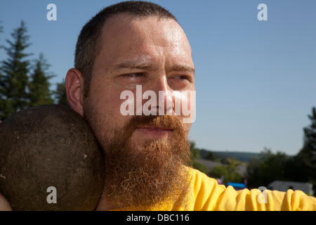 Mettre la balle à Tomintoul, Ecosse, Royaume-Uni. 20 juillet, 2013. Aaron, moines de Sydney Australie en compétition dans les événements lourds ouvert Tomintoul. Banque D'Images