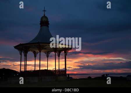 Plage de Nairn & The Wallace Victorian Bandstand & Pavilion sur le Moray firth au coucher du soleil, Invernesshire, Écosse, Royaume-Uni Banque D'Images