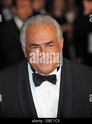 L'ancien directeur du FMI Dominique Strauss-Kahn, marche le tapis rouge lors de l'édition 2013 du festival de Cannes. Banque D'Images