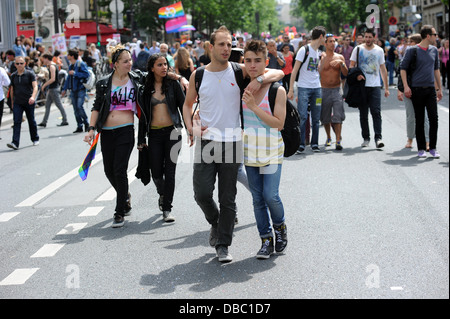 Couples gays participent à la Gay Pride à Paris, France. Banque D'Images