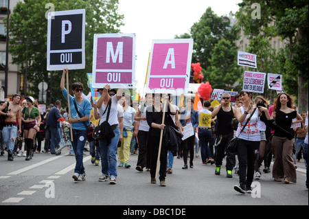 Gay-militants des droits de l'homme demandant la procréation médicalement assistée (PMA) participer à la Gay Pride à Paris. Banque D'Images