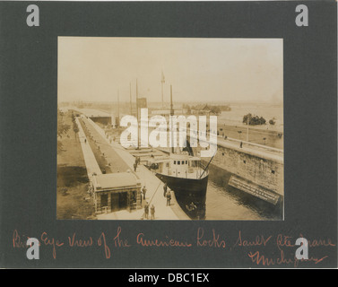 Une vue aérienne des écluses américaines à Sault Ste. Marie (Ontario), soulignant l’infrastructure des voies navigables utilisées pour la navigation entre le lac supérieur et les grands Lacs inférieurs. Banque D'Images