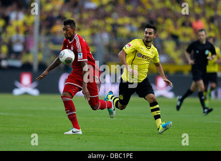 Fußball, Bundesliga, DFL-SuperCup am 27.07.2013 Signal-Iduna Park im à Dortmund Borussia Dortmund - FC Bayern München 4:2 GUENDOGAN Ilkay GÜNDOGAN () (BVB) re.- im Zweikampf mit Jérôme BOATENG (FCB). li- Foto : Norbert Schmidt Banque D'Images