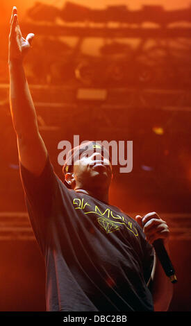 Paaren im Glien, Allemagne. 27 juillet, 2013. U-rappeur Dieu du groupe hip-hop Wu-Tang Clan est représenté sur un stade de la Greenville en Paaren im Glien Festival, Allemagne, 27 juillet 2013. La fête de la musique est en vedette entre 26. et 28 juillet 2013 près de Berlin. Photo : Britta Pedersen/dpa/Alamy Live News Banque D'Images