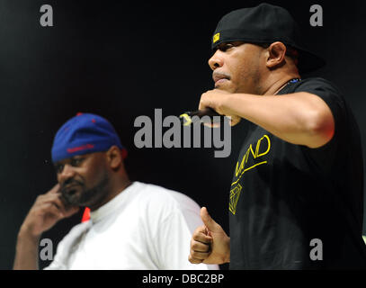 Paaren im Glien, Allemagne. 27 juillet, 2013. Rappeurs Ghostface Killah (L) et U-Dieu de l'US du groupe hip-hop Wu-Tang Clan est représenté sur un stade de la Greenville en Paaren im Glien Festival, Allemagne, 27 juillet 2013. La fête de la musique est en vedette entre 26. et 28 juillet 2013 près de Berlin. Photo : Britta Pedersen/dpa/Alamy Live News Banque D'Images