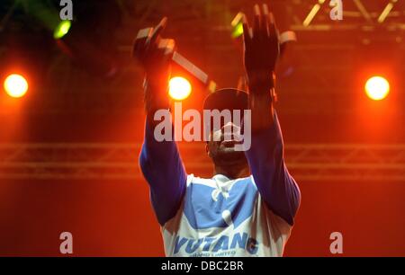 Paaren im Glien, Allemagne. 27 juillet, 2013. Robert Diggs rappeur du groupe hip-hop Wu-Tang Clan est représenté sur un stade de la Greenville en Paaren im Glien Festival, Allemagne, 27 juillet 2013. La fête de la musique est en vedette entre 26. et 28 juillet 2013 près de Berlin. Photo : Britta Pedersen/dpa/Alamy Live News Banque D'Images