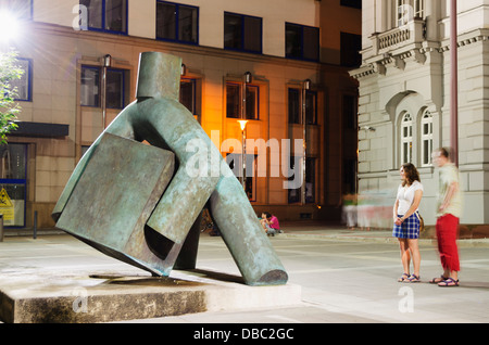 Statue d'un homme avec une reprise de la télévision, en face de la Cour suprême tchèque, Brno, République Tchèque, Europe Banque D'Images