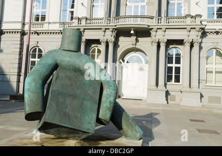 Statue d'un homme avec une reprise de la télévision, en face de la Cour suprême tchèque, Brno, République Tchèque, Europe Banque D'Images