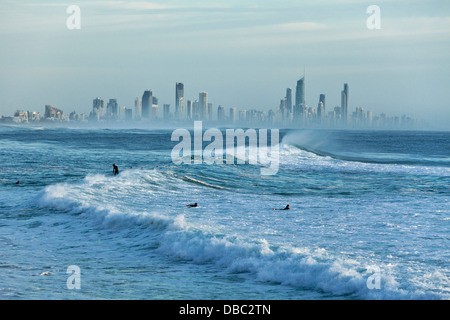 Surf en matin gonfler avec Surfers Paradise skyline en arrière-plan. Burleigh Heads, Gold Coast, Queensland, Australie Banque D'Images